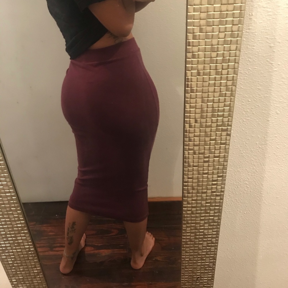 Maroon fitted skirt